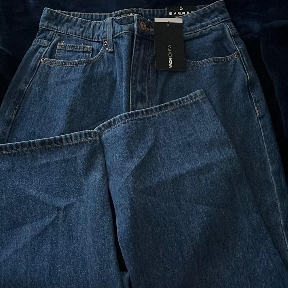 Keep it On The Low Straight Leg Jeans - Medium Blue Wash